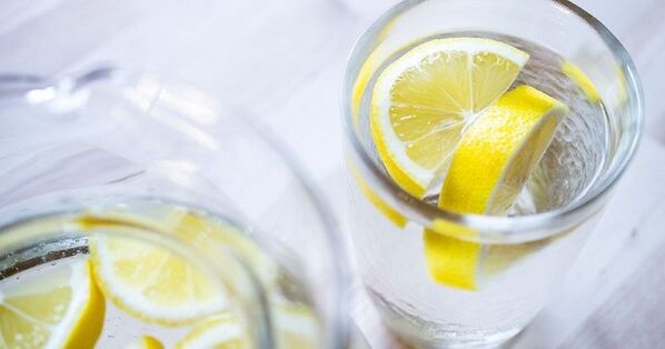 Η προσθήκη χυμού λεμονιού στο νερό θα διευκολύνει την τήρηση μιας δίαιτας με νερό. 