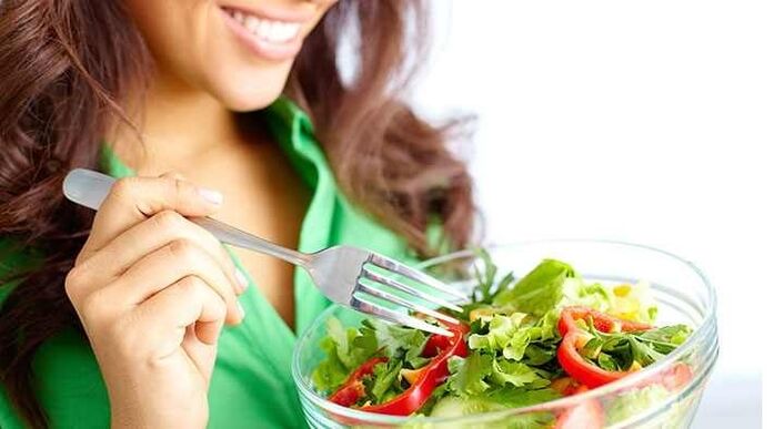 κορίτσι τρώει σαλάτα λαχανικών σε δίαιτα πρωτεΐνης