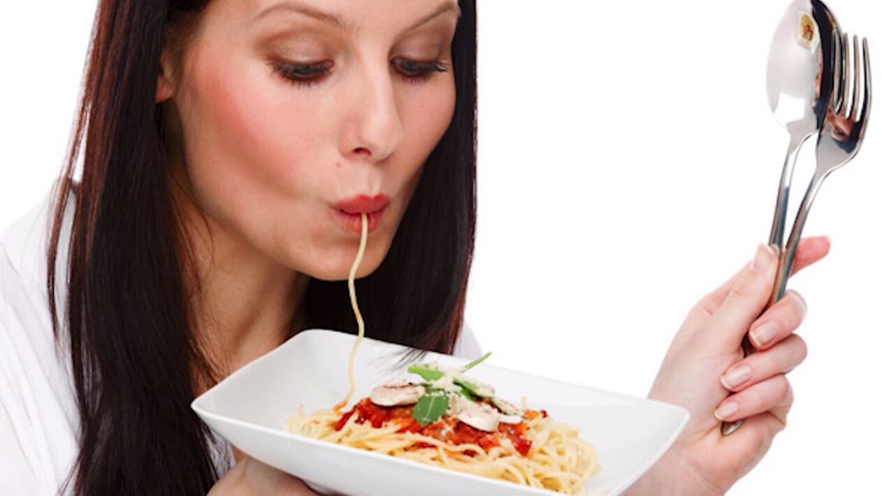 γυναίκα τρώει μακαρόνια για το αδυνάτισμα της κοιλιάς
