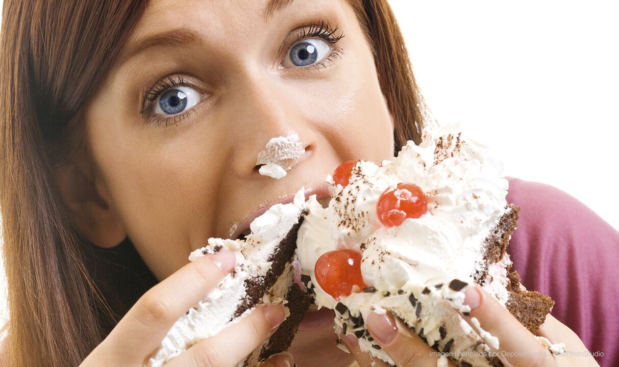 κορίτσι τρώει κέικ και βελτιώνεται πώς να χάσει βάρος